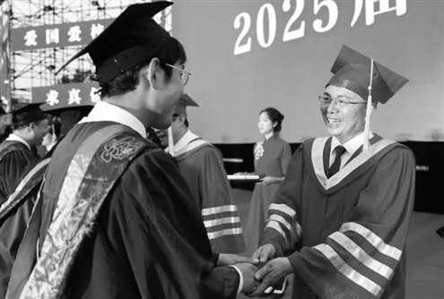 山东农业大学校长冷畅俭(右一)